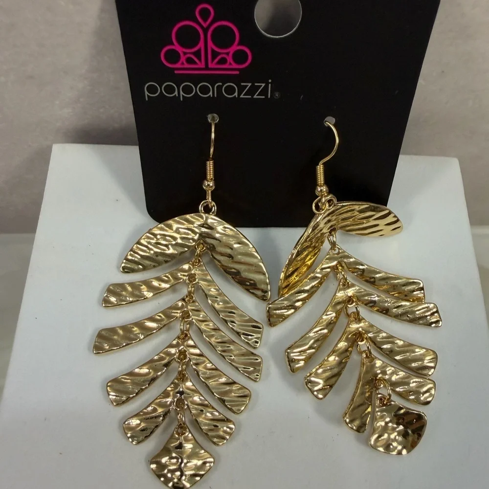 🩷5/$10🩷 paparazzi Gold Layered Leaf Drop Earrings